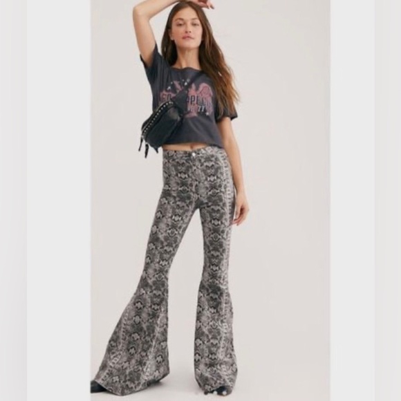 NWT We the Free Just Float On Flare Jeans - Picture 4 of 16